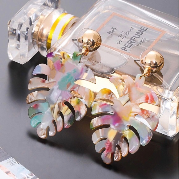 💚🏝NEW Palm Leaf Acrylic Earrings🏝💚 - Picture 2 of 7